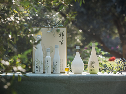 祥宇特級(jí)初榨橄欖油，純手工采摘、精選優(yōu)質(zhì)油橄欖鮮果，用意大利貝亞雷斯全自動(dòng)設(shè)備物理冷榨工藝，在鮮果采摘后8小時(shí)內(nèi)限時(shí)鮮榨而成。