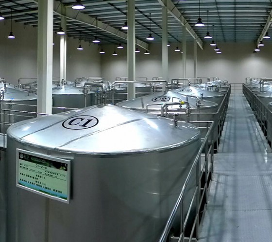 公司擁有都橄欖行業(yè)中亞洲最大的萬(wàn)噸標(biāo)準(zhǔn)化恒溫避光隔氧儲(chǔ)油庫(kù)，具備最佳的15℃-22℃低恒溫儲(chǔ)存環(huán)境。全部?jī)?chǔ)油罐采用食品級(jí)專(zhuān)用不銹鋼制作，采用..